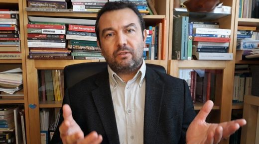 بالحجة والدليل.. أكاديمي تركي يفند مزاعم حول تسبب اللاجئين السوريين ببطالة الأتراك