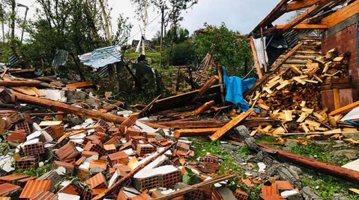 بالفيديو: أعاصير وعواصف تتسبب بأضرار كبيرة في منازل ولاية ارتفين
