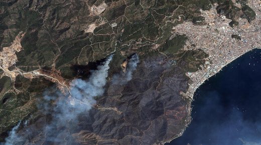 إجلاء المواطنين من محيط غابات مرمريس مستمر… استنفار عام لكوادر الإطفاء