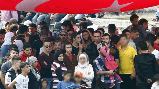 والي إسطنبول يكشف عن عدد اللاجئين السوريين المقيمين في الولاية