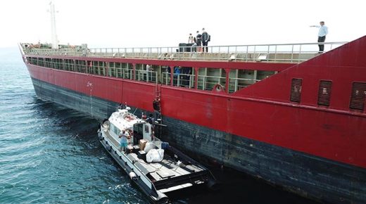 السلطات التركية تحتجز طاقم سفينة تجارية قبالة كوجالي… والسبب !