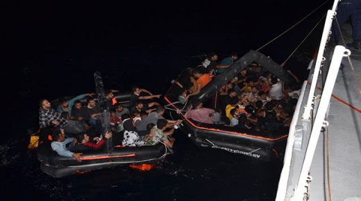 إنقاذ 63 مهاجراً قبالة سواحل إزمير