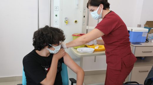 Trakya'da Kovid-19'la mücadele kapsamında tercihe bağlı olarak 12 yaş ve üstündeki çocuklar aşılarını yaptırıyor. ( Hakan Mehmet Şahin - Anadolu Ajansı )