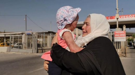 نجت 3 مرات.. طفلة سورية نازحة تهزم المـ.ـوت بمعجزة وأمها تستقبلها بالدموع!