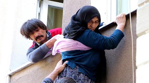 بالفيديو…مواطن تركي ينقذ والدته قبل وقوعها بدقائق من الطابق الثاني في ارضروم