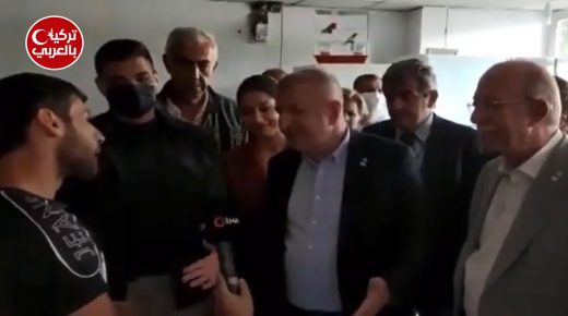 أوميت أوزداغ يوجه سؤالاً لشاب سوري لم يفهم سؤاله لكونه لا يتقن التركية والصحافة المعارضة اعتبرو سكوته “جواب صادم” (فيديو)