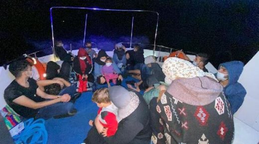 إنقاذ 10 مهاجرين دفعهم اليونانيون للهلاك قبالة سواحل بابيكسير