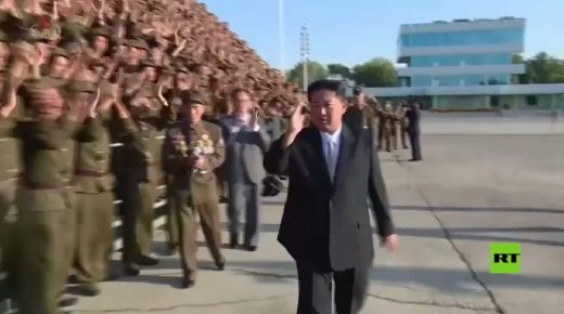 بالفيديو: آلاف الجنود يرحبون بكيم جونغ أون أثناء احتفالات عيد تأسيس الدولة