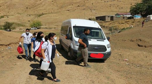 على الحمير… فرق متنقلة لمنح اللقاح في قرى ولاية بيتليس التركية