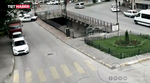 بالفيديو: سيارة تحاول تفادي الاصطدام فتسقط في مجرى نهر بولاية توكات