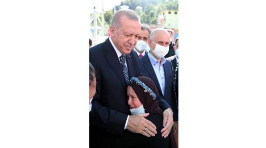 كان ذلك حلمها.. لحظات جميلة من لقاء طفلة تركية بالرئيس أردوغان في ولاية ريزا (فيديو)