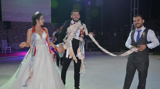 تعليق خيط نقود بطول (60 متر) لأحد العروسين الأتراك في ولاية أيدن (فيديو)