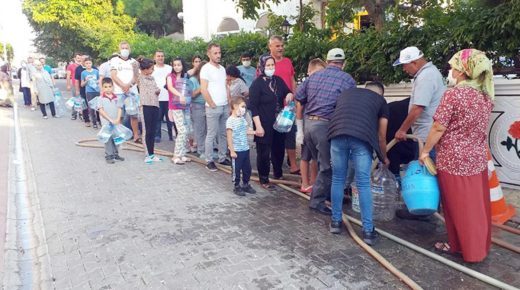 مواطنون أتراك يصطفون على الطوابير للحصول على مياه للشرب في ولاية تيكراداغ (فيديو)
