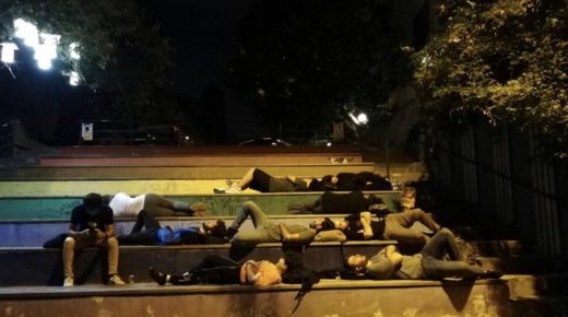 تركيا: بعض الطلاب الجامعيين بدأوا بالنوم داخل الحدائق والشوارع العامة (صور)