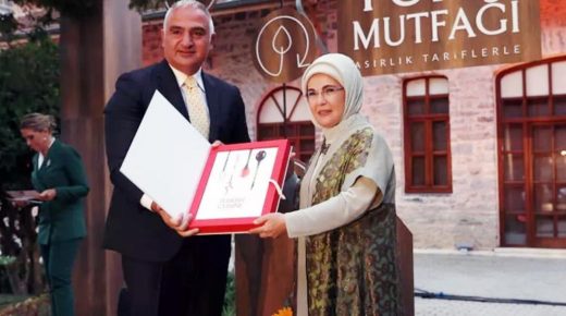 وزارة السياحة التركية ترد على مزاعم صرفها مبالغ طائلة على كتاب “طبخ” من إعداد زوجة الرئيس “أمينة أردوغان”