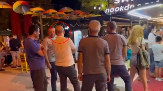 وزير النقل التركي يقف على أحد الطوابير لشراء الآيس كريم في ولاية سينوب (فيديو)