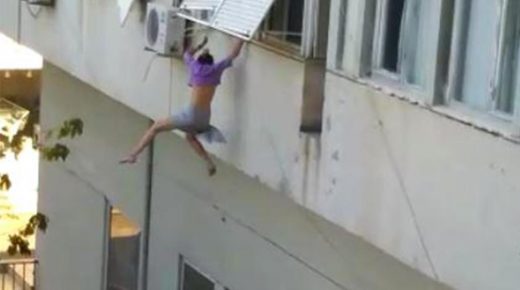 فتاة تركية ترمي نفسها من النافذة بعد اختـ.ـ طافها في ولاية انطاليا (فيديو)