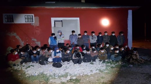 السلطات التركية تـ .ـداهم منزلاً مختبىء فيه 46 مهاجرا غير شرعي بولاية وان (صور)