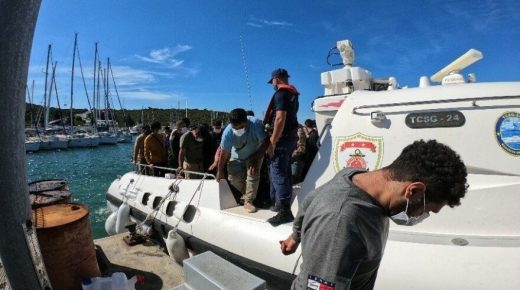 إنقاذ 197 مهاجرا دفعتهم العناصر اليونانية إلى المياه الإقليمية التركية في إزمير