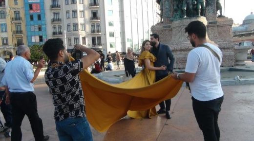 عروسان إيرانيان يغيران ملابسهما وسط ساحة تقسيم من أجل التقاط الصور (فيديو)