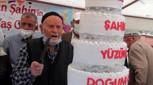 مسن تركي يحتفل بعيد ميلاده ال 100عام وحصوله على جرعتين من اللقاح