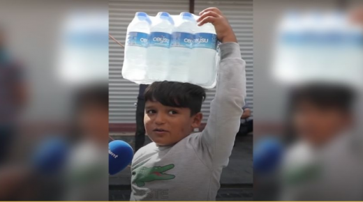 بالفيديو: طفلٌ سوري يبيع المياه في تركيا يخطف الأنظار بعد ساعات قليلة من ظهوره