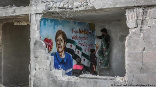 من إدلب.. فنان سوري يودّع ميركل على طريقته