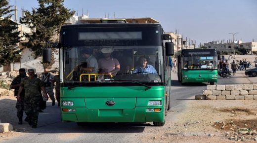 بعد الحديث عن تهجير جماعي.. حافلات تدخل مدينة درعا.. ومصادر تكشف الوجهة