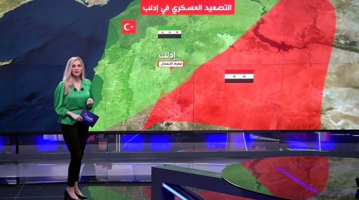 مذيعة وخلفها خريطة سوريا