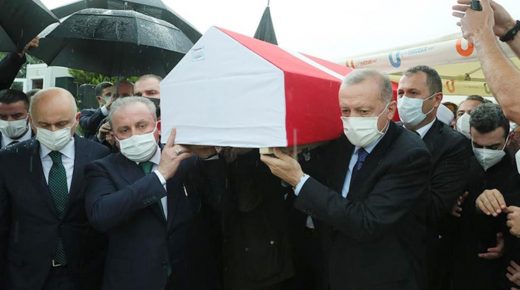 الرئيس أردوغان يحمل نعـ.ـ ش سياسي عزيز عليه بيديه في مدينة اسطنبول (فيديو)