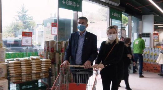 بعد أن زار الرئيس أردوغان مركز التسوق.. نائب سياسي يكرر ذات الفعل ويعطي رأيه بالأسعار (فيديو)