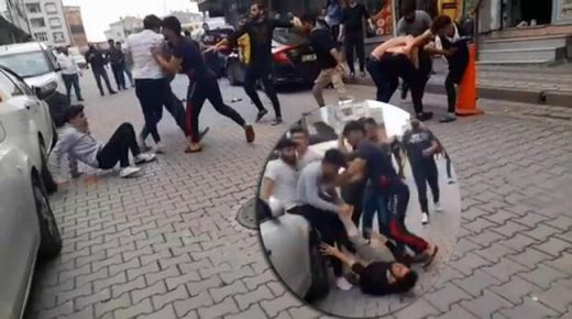 بالركلات والـ .ـضرب قتـ .ـال بين مجموعتين سوريتين في إسطنبول (فيديو)