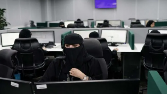 شركات سعودية تجبر النساء على خلع الحجاب