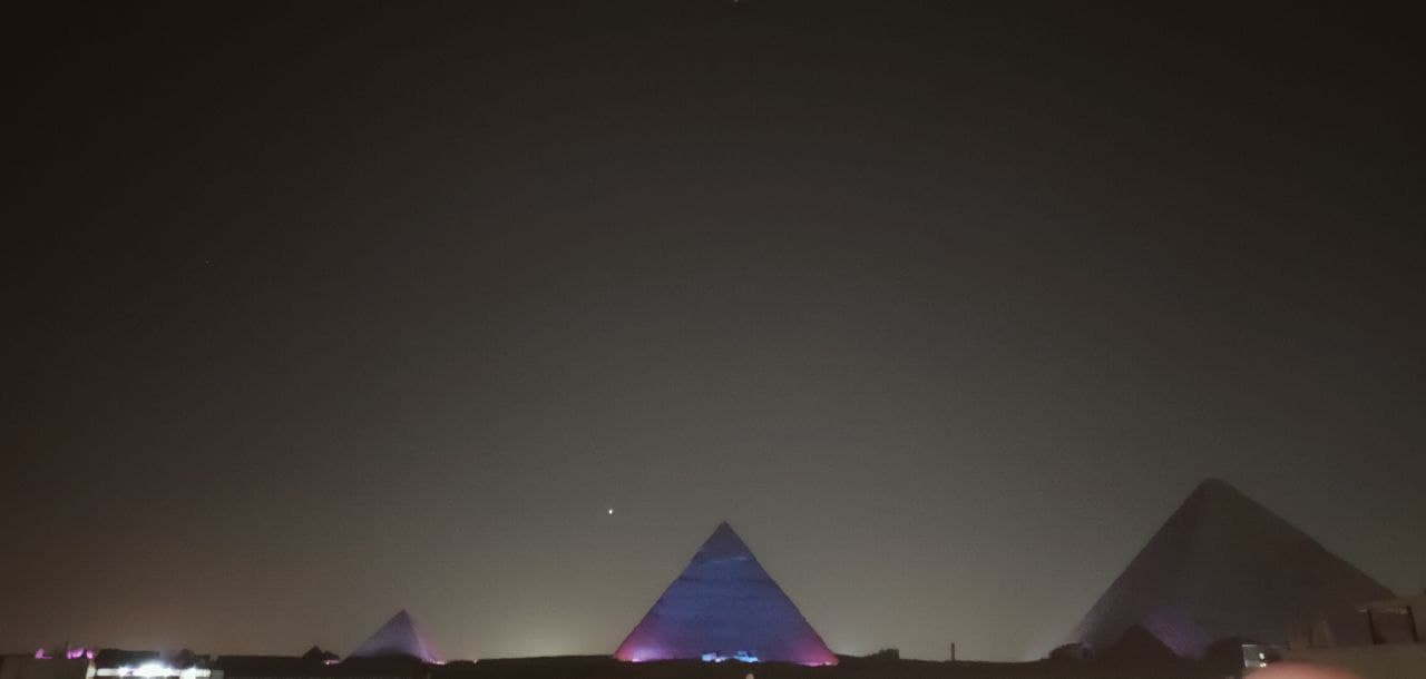 يمكنك أن ترى النجم ساطعًا بوضوح فوق أهرامات الجيزة في هذه الصورة - تركيا بالعربي