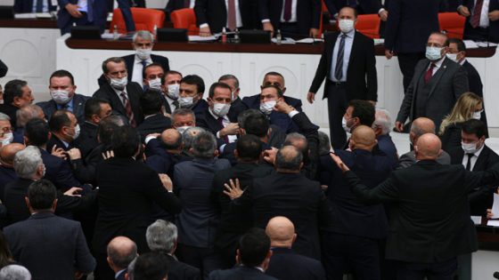 البرلمان التركي يتحول لحلبة مصارعة