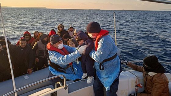 إنقاذ 66 مهاجراً غير شرعي كانوا على متن قارب قبالة سواحل إزمير