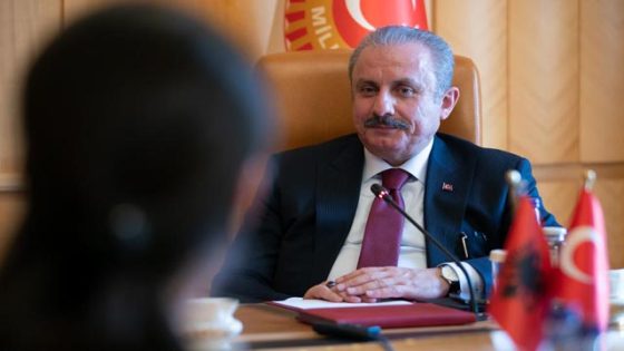 أول مسؤول تركي يتلقى جرعة تعزيزية من لقاح كورونا الوطني