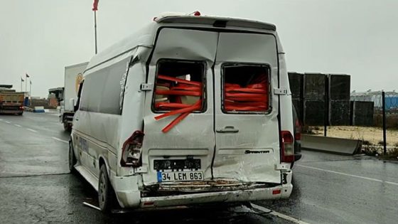 اصطدام شاحنة كبيرة بحافلة تنقل عمال مما ادى الى وقوع جـ .ـرحى بولاية إسطنبول