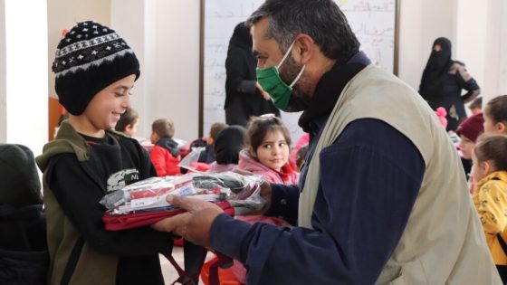 “الإغاثة التركية” تقدم مستلزمات دراسية لآلاف الطلاب في إدلب وعفرين