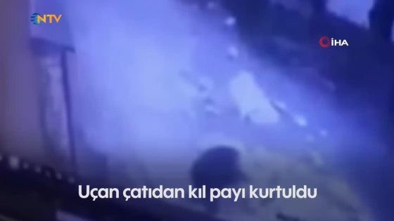 كاد أن يقتلع رأسه… نجاة شاب من سقف طائر في إسطنبول