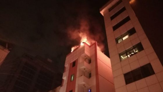 بالفيديو.. حالة من الخوف و الذعر بين المواطنين جراء اندلاع حريق في فندق بولاية إزمير