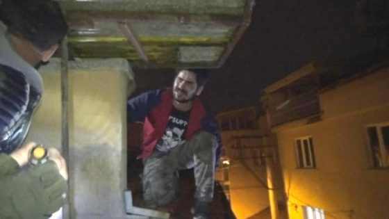 بالفيديو.. السلطات التركية تطارد شابين سوريين عبر الأسطح في كوتاهية لهذا السبب