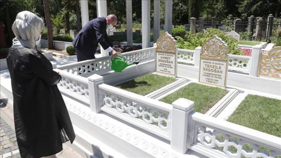 أردوغان يزور قبري والديه في إسطنبول