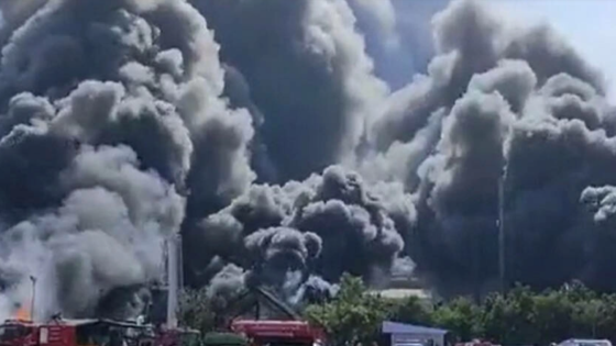 40 سيارة إطفاء… عاملة غاضبة تفجـ.ـر مخزن زيوت انتقـ.ـاماً من رئيسها (فيديو + صور)
