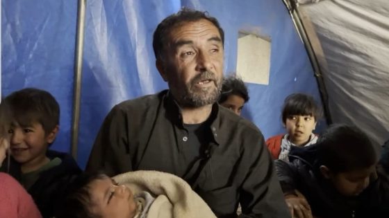 بالفيديو: الفقر يجبر رجلاً على التخلي عن طفله في الشمال السوري…. وقراره كان صـ.ـادماً