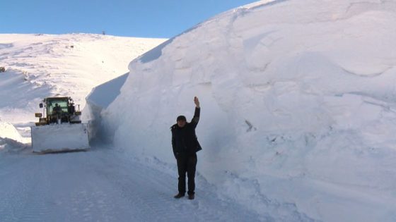 وصل سمكه إلى 5 أمتار… الثلج يشل الحياة في هذه المنطقة