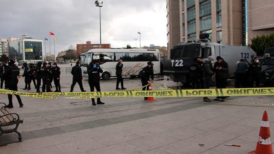 اعتداء على رجال الشرطة أمام مبنى المحكمة في إسطنبول