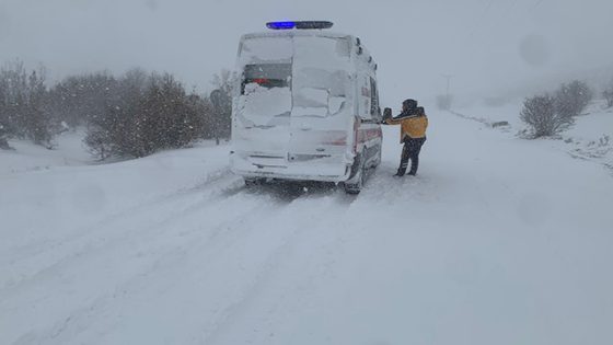 امرأة تركية تنجب طفلها وسط الثلوج في ولاية ماردين