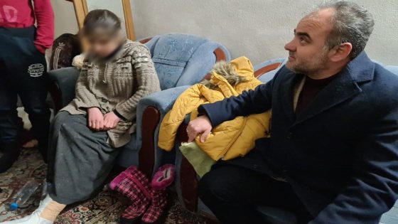 بالفيديو..الشرطة التركية تنقذ طفلة سورية كانت على وشك الموت في شوروم
