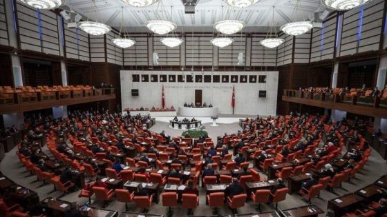البرلمان التركي يصادق على اقتراح قانون فرض عقوبات شديدة على التخزين